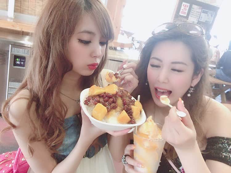 嶋谷愛（あいちゅん）のインスタグラム：「. #3時のおやつ は #マンゴーかき氷 🦁☄️🧡 顔ウザイ🤣🤣 . . . #오오티디 #패션스타그램 #먹스타그램 #좋아요반사 #좋아요폭탄 #좋아요꾸욱 #otd #osaka #like4likes #팔로미 #여행스타그램 #데일리룩 #98년생 #좋아요테러 #얼스타그램 #沖縄旅行 #沖縄 #恩納村 #恩納村グルメ」