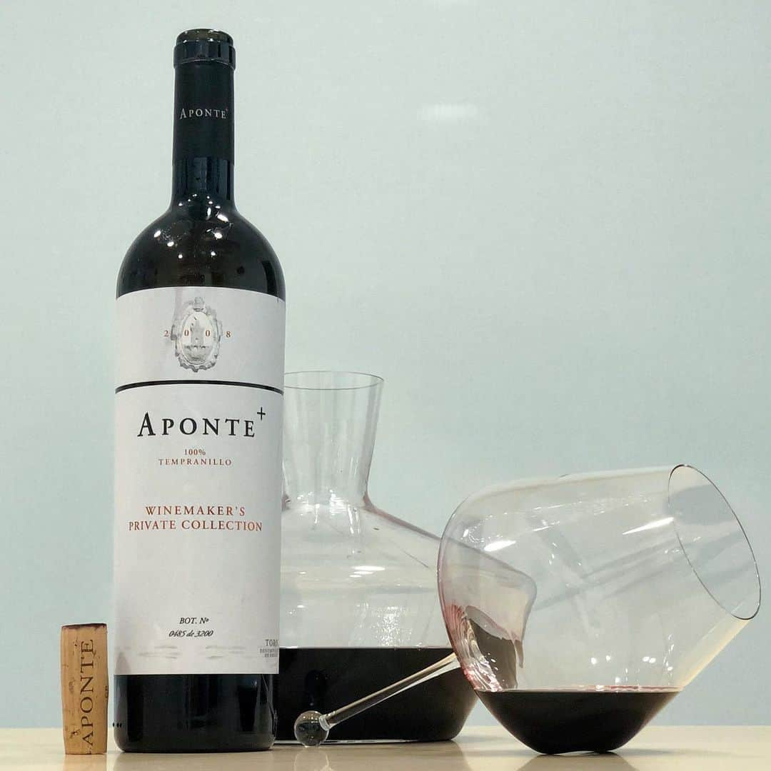 エンリケ・ソラ・クレメンテさんのインスタグラム写真 - (エンリケ・ソラ・クレメンテInstagram)「Last night’s wine was Aponte+ Winemaker’s Private Collection 2008 (Bot.Nº 0485/3200). D.O. Toro. Nexus & Frontaura Winery. Liquid music from centuries-old strains. 100% Tempranillo. Tasted in Zalto Gravitas Omega Glass and Zalto Mystique Magnum Decanter. @bodegasnexusfrontaura @zaltify . Follow my stories! • • • • • #vino #vin #vinho #вино #ワイン #紅酒 #wein #champagne #winelover #wineinfluencer #winetime #foodporn #food #winecellar #wineporn #instawine #winetasting #sommelier #foodandwine #champagnelover #tbt2019 #nexusfrontaura #aponte #tempranillo #dotoro #winemaker #privatecollection #zalto #zaltoglass」9月2日 16時00分 - kike_sola