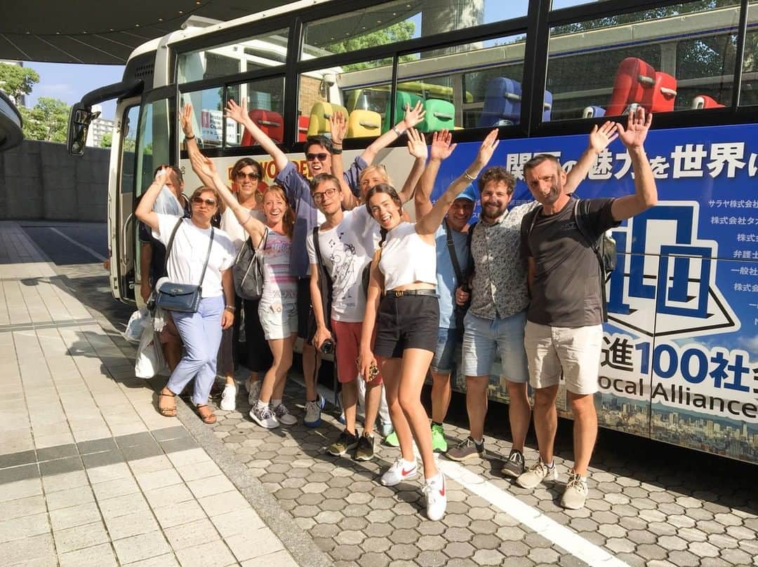 OSAKA WONDER LOOPのインスタグラム：「Guests from Italy on #OsakaWonderLoopBus! Thank you for #sightseeing in #Osaka with us! Come see the city from the streets! https://wonderloop.jp  #Opentopbus #hotelnewotani #osakacastlepark #loopbus #hoponhopoff #welcometoosaka」