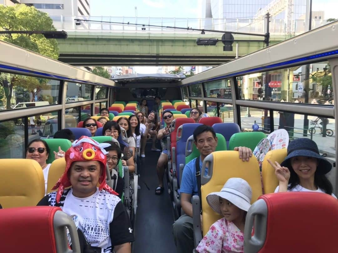 OSAKA WONDER LOOPのインスタグラム：「Riding the #opentopbus is a great way to see #Osaka from the streets! Welcome to come #sightseeing with us on #OsakaWonderLoopBus! Stops in 14 areas includning #OsakaCastle #Shinsaibashi #Namba #Shinsekai #AbenoQsMall #Harukas300 #Dotonbori #OsakaStation #UmedaSkyBuilding  Buy your ticket on the bus and #hop-on-hop-off at any stop for 24 or 48 hours! https://wonderloop.jp  #Japan #Kansaia #citysightseeing #loopbus #welcometoosaka」