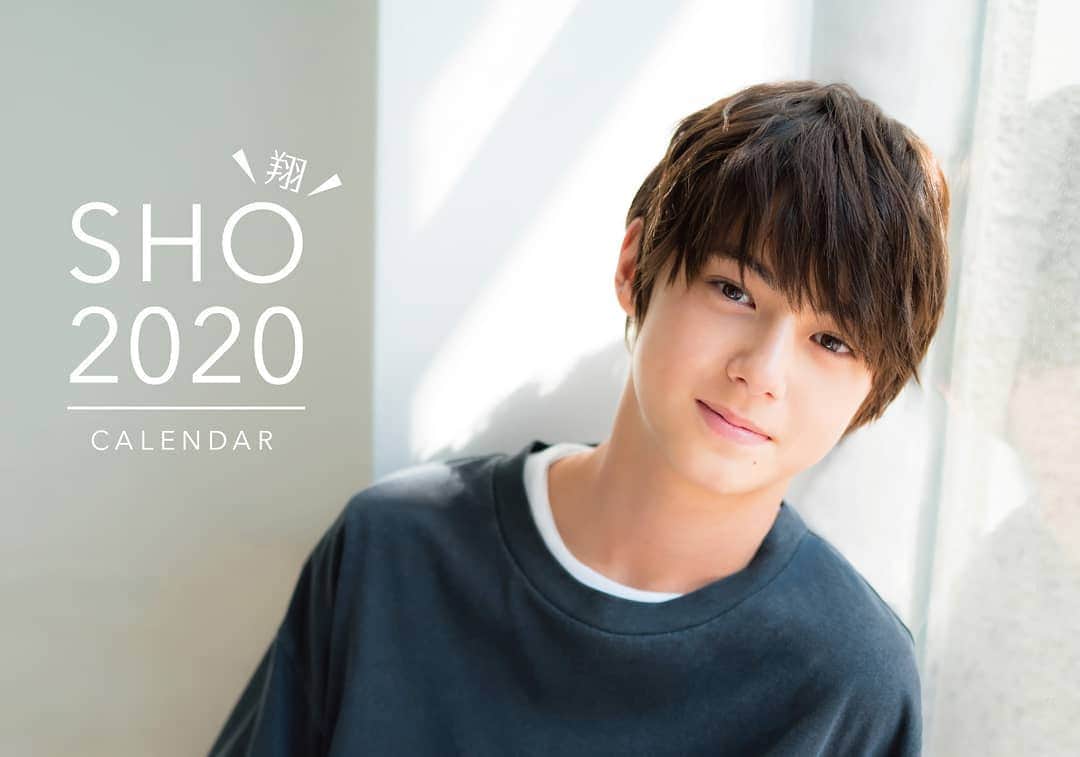 のインスタグラム：「🎊🎊🎊🎊 この度、2020年版卓上カレンダーを発売する事になりました📅 こちらが完成したばかりの表紙デザインです🎶  10月中旬より、全国有名書店、WEBショップ等で販売予定です！  詳細につきましては、翔公式Twitterや事務所のHPで確認できますのでチェックして頂けると嬉しいです😆」