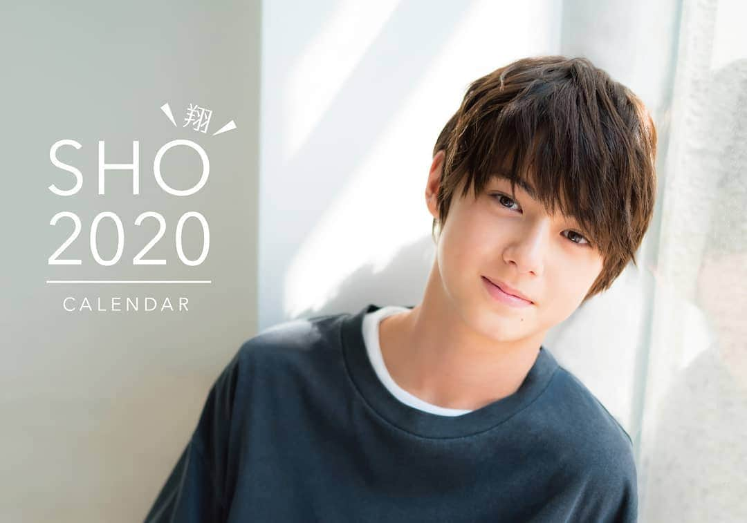 翔さんのインスタグラム写真 - (翔Instagram)「🎊🎊🎊🎊 この度、2020年版卓上カレンダーを発売する事になりました📅 こちらが完成したばかりの表紙デザインです🎶  10月中旬より、全国有名書店、WEBショップ等で販売予定です！  詳細につきましては、翔公式Twitterや事務所のHPで確認できますのでチェックして頂けると嬉しいです😆」9月2日 16時12分 - sho0509official