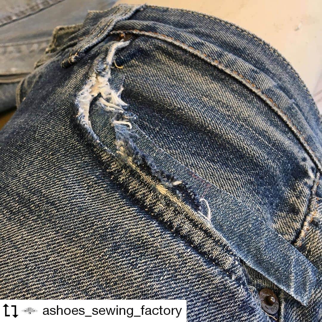 select shop「ASHOES」 SHOP STAFFのインスタグラム：「#Repost @ashoes_sewing_factory Made by @Image.Downloader · · · · 前ポケットくちのリペア。  デニムでは最も入り組んだ箇所で、リベットを外さずリペアする場合、ミシンを入れるスペースの狭さや、スレキやポケット口の生地目を整える労があるリペアです。  続きは後ほど^_^  お気軽に ご相談ください。 −−−−−−−−−−− ジーンズをカッティングから丸縫いもしています。  シルエットの別注も可能です。 −−−−−−−−−−− #リメイク #デニムリペア #ジーンズ修理 #デニム修理 #サイズ変更 #幅出し #handmade #ハンドメイド #ashoes #亜洲'S #さいたま #大宮 #デニム #ジーンズ #裾上げ #チェーンステッチ #お直し #リペア #穴埋め #タタキ #singersewing #Unionspecial #sewing #sewingmachine #ミシン #シンガーミシン #ユニオンスペシャル #jukI #unionspecial43200g」