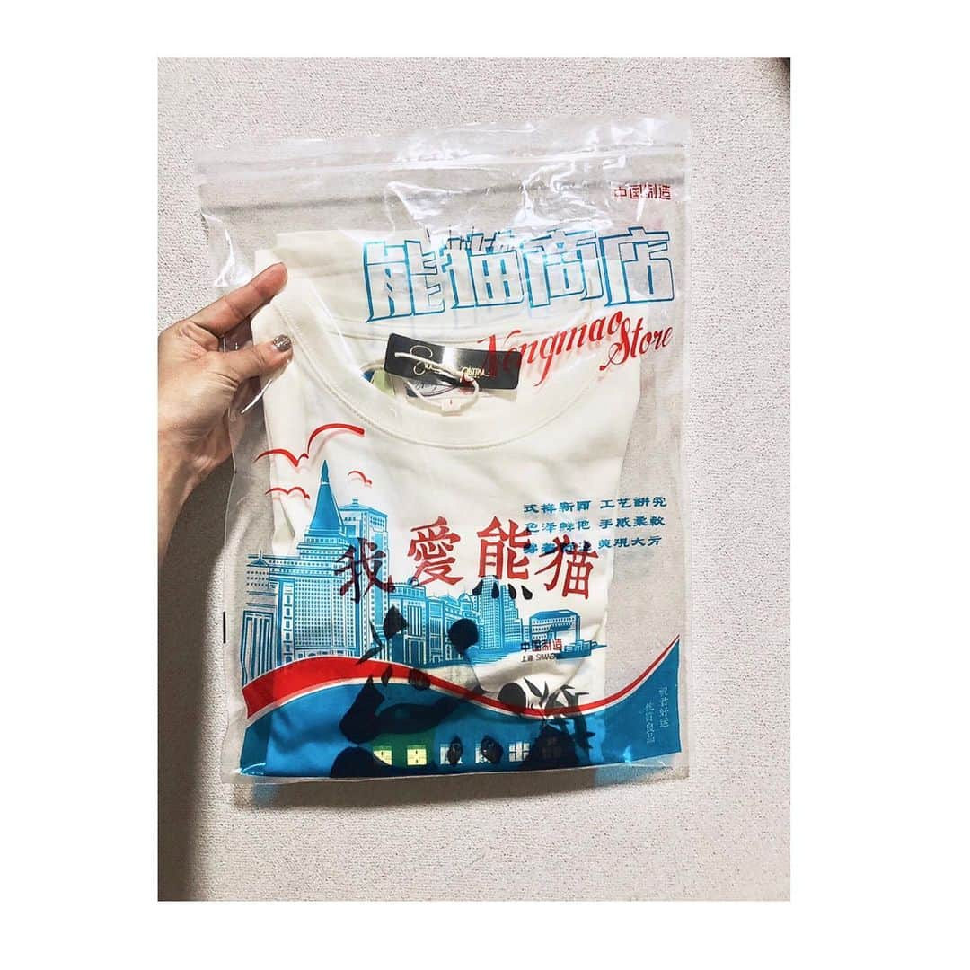 MAIKO さんのインスタグラム写真 - (MAIKO Instagram)「最近GETした上等デニムと熊猫T🐼 デニム👖は那覇にあるセレクトショップ @southstore_okinawa  さんにて🏡 ウエストサイズばっちりデニムに出会えて感激っ🥺 ベルトなしで履けるのでーじ嬉しい👖✨ ・ ・ 熊猫T🐼は宜野湾市にある @waters.okinawa  さんにて🏡 ちょうど中国語勉強中だから中国デザインに惹かれちゃった🤤 中国だからって侮るべからず!!! 縫製もしっかりしてて、なんとかコットンっていうやつで(忘れた🤣)生地めっちゃしっかりしてるよーっ!!! ・ ・ どっちもオススメ🤤👖👕✨ ・ ・ ・ #まいこーで🙋🏻‍♀️ #デニム #楽ちんが1番っ🌼 #中国Tシャツ #汉语  #🐼」9月2日 16時33分 - maiko_oops