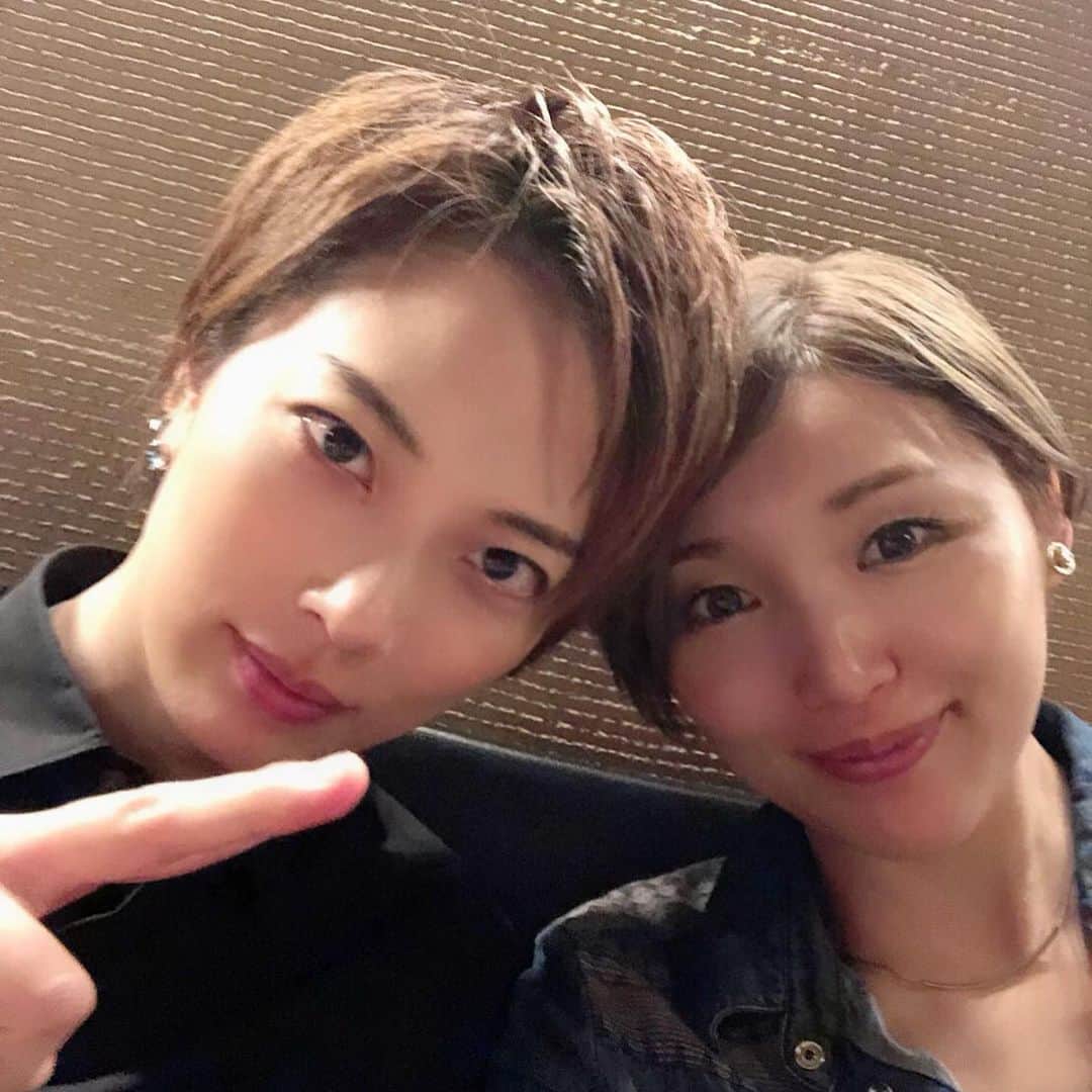 鳳真由さんのインスタグラム写真 - (鳳真由Instagram)「9/1 銀座Nudishでのライブ無事終了致しました‼️ 来てくださった皆様本当にありがとうございました💓  たそ @tenma.michiru.mixer  構成（構成のみならず、歌・ゲームも！） かなちゃん @kana_kitagawa_  音楽監督・演奏 べーちゃん（桜咲彩花さん）ゲスト、、というかメインキャスト！  の最強であり最愛のメンバーでお送りしました。 本当に一人では何も出来ず、支えられて、、というのはおこがましいですが みんなのパワーと技術と気合いが創り上げた時間はあっという間に過ぎてしまいました。とても楽しかった‼️ なかなか４人揃うのが難しく、お稽古が間際になったりしましたが その分ぎゅぎゅぎゅっと凝縮され、いい意味で勢いに任せて当日を迎えられたような そんな秋の始まりの日でした‼️ ・集合写真💓 ・それぞれツーショット💓 ・かなちゃんがイケメン過ぎてみんなツーショット💓（顔が完全にでれでれしすぎてる私達） ・休憩中に音楽のお勉強中なおふたり💓 ・動きが激しすぎて指が沢山あるたそちゃん💓 ・咲嬉 @plievesaki ちゃんと、お友達のしゃもちゃんが来てくれた💓 ・皆花ピンバック持ってくれて💓」9月2日 16時34分 - ootorispecialpanic