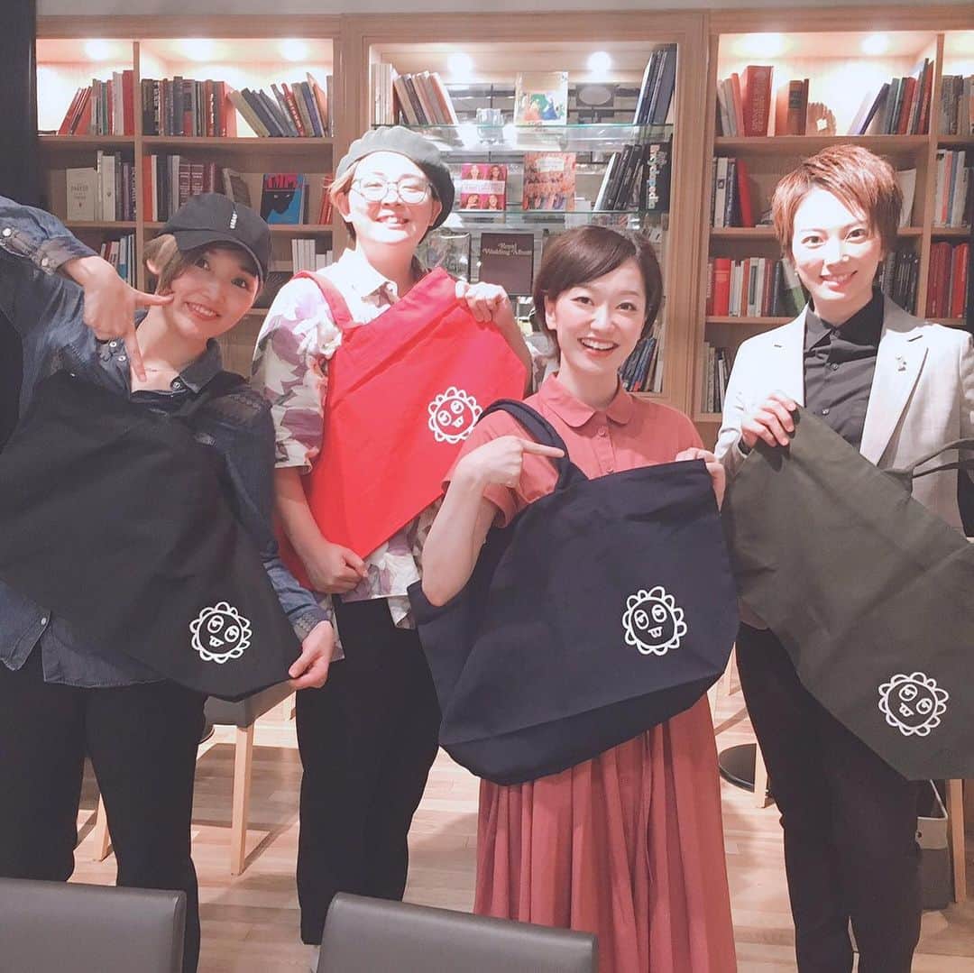 鳳真由さんのインスタグラム写真 - (鳳真由Instagram)「9/1 銀座Nudishでのライブ無事終了致しました‼️ 来てくださった皆様本当にありがとうございました💓  たそ @tenma.michiru.mixer  構成（構成のみならず、歌・ゲームも！） かなちゃん @kana_kitagawa_  音楽監督・演奏 べーちゃん（桜咲彩花さん）ゲスト、、というかメインキャスト！  の最強であり最愛のメンバーでお送りしました。 本当に一人では何も出来ず、支えられて、、というのはおこがましいですが みんなのパワーと技術と気合いが創り上げた時間はあっという間に過ぎてしまいました。とても楽しかった‼️ なかなか４人揃うのが難しく、お稽古が間際になったりしましたが その分ぎゅぎゅぎゅっと凝縮され、いい意味で勢いに任せて当日を迎えられたような そんな秋の始まりの日でした‼️ ・集合写真💓 ・それぞれツーショット💓 ・かなちゃんがイケメン過ぎてみんなツーショット💓（顔が完全にでれでれしすぎてる私達） ・休憩中に音楽のお勉強中なおふたり💓 ・動きが激しすぎて指が沢山あるたそちゃん💓 ・咲嬉 @plievesaki ちゃんと、お友達のしゃもちゃんが来てくれた💓 ・皆花ピンバック持ってくれて💓」9月2日 16時34分 - ootorispecialpanic