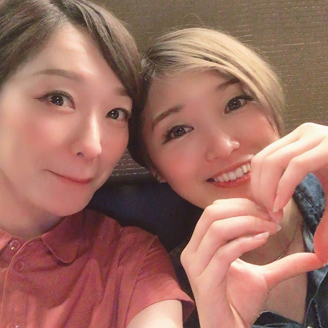 鳳真由さんのインスタグラム写真 - (鳳真由Instagram)「9/1 銀座Nudishでのライブ無事終了致しました‼️ 来てくださった皆様本当にありがとうございました💓  たそ @tenma.michiru.mixer  構成（構成のみならず、歌・ゲームも！） かなちゃん @kana_kitagawa_  音楽監督・演奏 べーちゃん（桜咲彩花さん）ゲスト、、というかメインキャスト！  の最強であり最愛のメンバーでお送りしました。 本当に一人では何も出来ず、支えられて、、というのはおこがましいですが みんなのパワーと技術と気合いが創り上げた時間はあっという間に過ぎてしまいました。とても楽しかった‼️ なかなか４人揃うのが難しく、お稽古が間際になったりしましたが その分ぎゅぎゅぎゅっと凝縮され、いい意味で勢いに任せて当日を迎えられたような そんな秋の始まりの日でした‼️ ・集合写真💓 ・それぞれツーショット💓 ・かなちゃんがイケメン過ぎてみんなツーショット💓（顔が完全にでれでれしすぎてる私達） ・休憩中に音楽のお勉強中なおふたり💓 ・動きが激しすぎて指が沢山あるたそちゃん💓 ・咲嬉 @plievesaki ちゃんと、お友達のしゃもちゃんが来てくれた💓 ・皆花ピンバック持ってくれて💓」9月2日 16時34分 - ootorispecialpanic