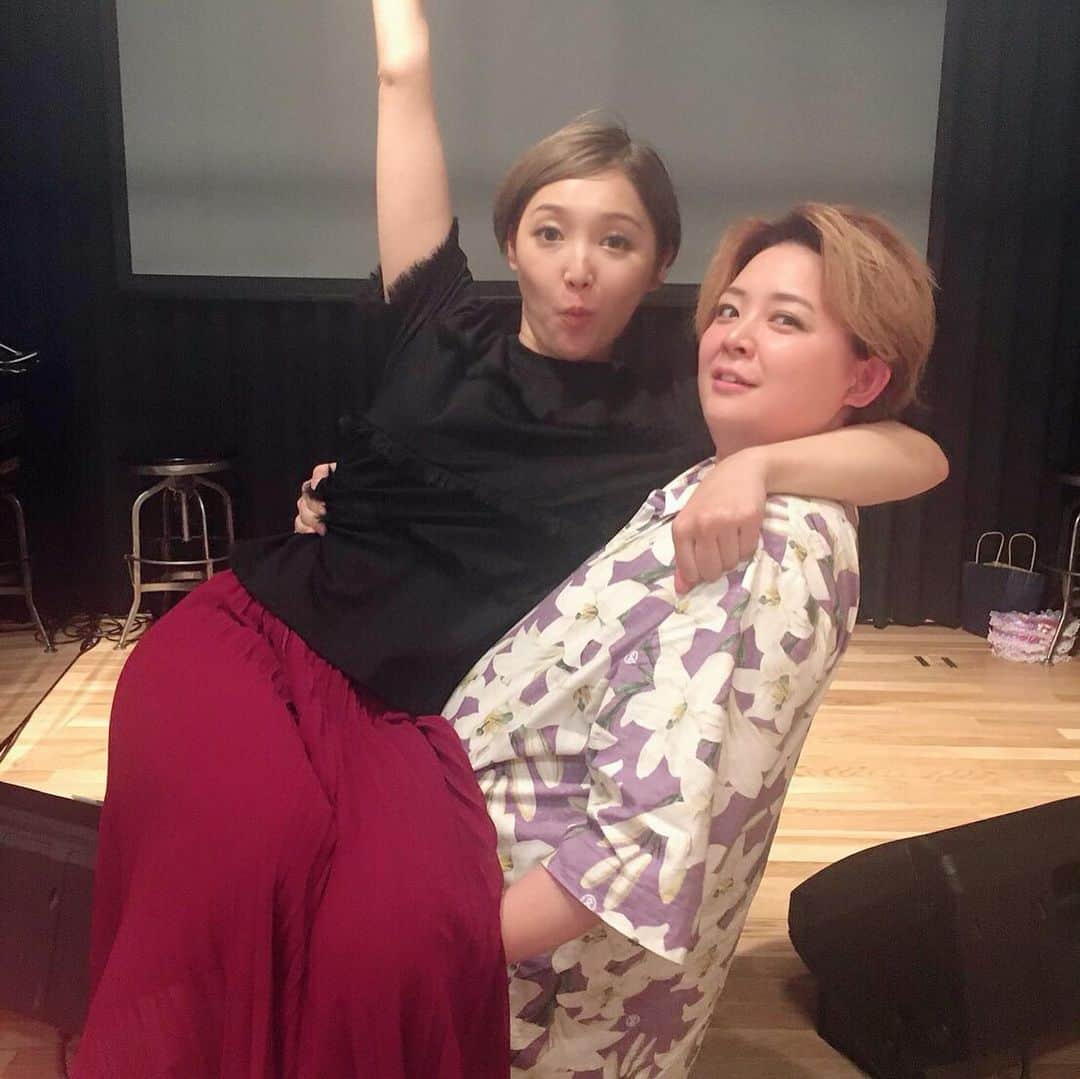 鳳真由さんのインスタグラム写真 - (鳳真由Instagram)「9/1 銀座Nudishでのライブ無事終了致しました‼️ 来てくださった皆様本当にありがとうございました💓  たそ @tenma.michiru.mixer  構成（構成のみならず、歌・ゲームも！） かなちゃん @kana_kitagawa_  音楽監督・演奏 べーちゃん（桜咲彩花さん）ゲスト、、というかメインキャスト！  の最強であり最愛のメンバーでお送りしました。 本当に一人では何も出来ず、支えられて、、というのはおこがましいですが みんなのパワーと技術と気合いが創り上げた時間はあっという間に過ぎてしまいました。とても楽しかった‼️ なかなか４人揃うのが難しく、お稽古が間際になったりしましたが その分ぎゅぎゅぎゅっと凝縮され、いい意味で勢いに任せて当日を迎えられたような そんな秋の始まりの日でした‼️ ・集合写真💓 ・それぞれツーショット💓 ・かなちゃんがイケメン過ぎてみんなツーショット💓（顔が完全にでれでれしすぎてる私達） ・休憩中に音楽のお勉強中なおふたり💓 ・動きが激しすぎて指が沢山あるたそちゃん💓 ・咲嬉 @plievesaki ちゃんと、お友達のしゃもちゃんが来てくれた💓 ・皆花ピンバック持ってくれて💓」9月2日 16時34分 - ootorispecialpanic