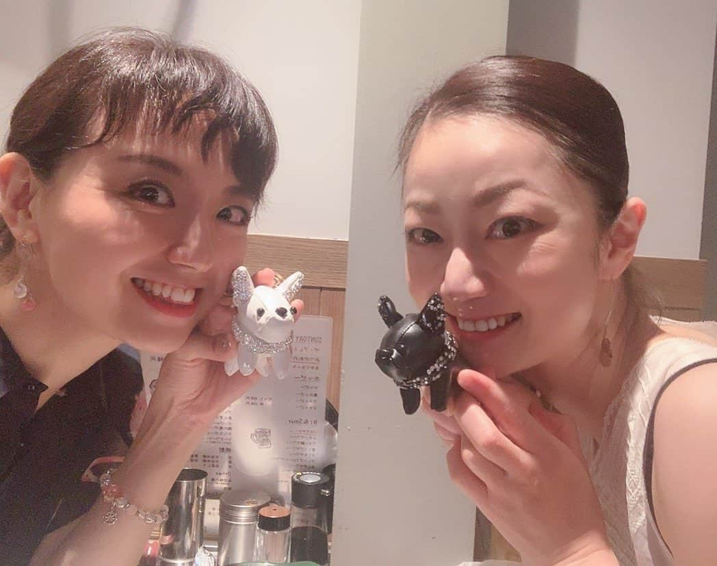 遠山景織子さんのインスタグラム写真 - (遠山景織子Instagram)「はーたんとサシ飲みご飯が叶いました🐶🍻 #人生のピース  #木村花代 #尊敬する人  #今夜はサシ飲み #新規開拓  #美味しいご飯 #お稽古お疲れ様  #お互いの人生 #お稽古頑張ろ  #お互いにがんばろうね  #バックチャーム #贈り物  #遠山景織子」9月2日 16時26分 - kyooko.9.tooyama