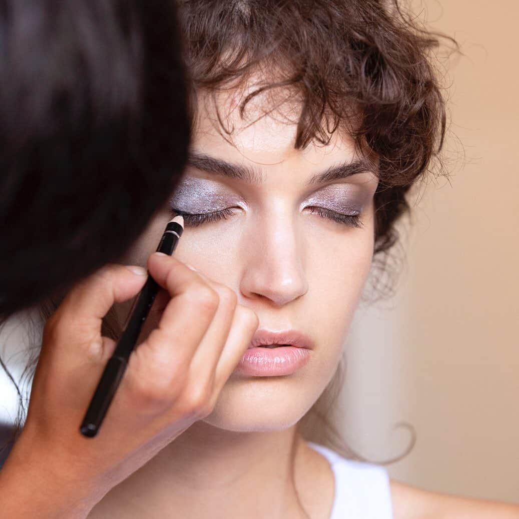 Armani Beautyさんのインスタグラム写真 - (Armani BeautyInstagram)「Preparing for a glamorous night at the #BiennaleCinema2019, Italian actress and face of Armani beauty @GretaFerro shines with an iridescent eye look.  #ArmaniBeauty #ArmaniBeautyStars #Venezia76 #makeup」9月2日 16時29分 - armanibeauty