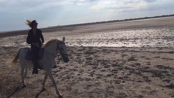 カロリーヌ・ド・メグレのインスタグラム：「Starting September like 🐎」