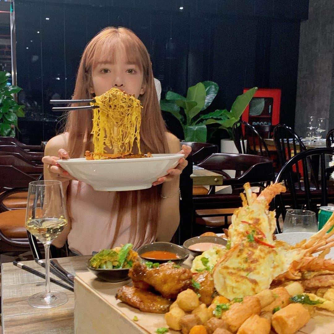 スアさんのインスタグラム写真 - (スアInstagram)「4일 내내 랍스타만 먹다가 갑니드 -!!! 😳💕💛💕💛💕🦞 향신료 잘 못먹는 내가 3번이나 찾아간 곳..!!!!! 다음에 나트랑 오면 무.조.건 또 올게용 ㅋㅋㅋㅋㅋㅋㅋ 🇻🇳🦞✨ -  #NgonGallery #TasteVietnam #VietDeli #베트남맛집 #나트랑맛집 #나짱맛집 #나짱여행 #나짱맛집추천 #랍스타무제한 #응온갤러리 #나트랑맛집추천 #베트남맛집추천 #나트랑저녁추천 #나트랑저녁식사 #나트랑뷔페 #나트랑여행 #나트랑여행중 #나트랑랍스타뷔페 #flyingnoodles #ngongallery #chillilobster」9月2日 17時00分 - midoricoo