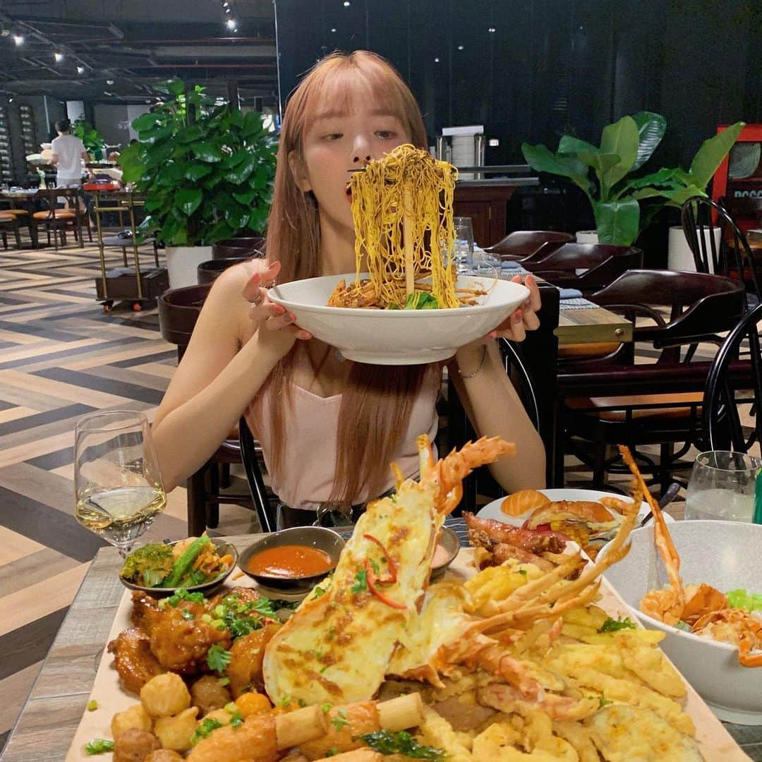 スアさんのインスタグラム写真 - (スアInstagram)「4일 내내 랍스타만 먹다가 갑니드 -!!! 😳💕💛💕💛💕🦞 향신료 잘 못먹는 내가 3번이나 찾아간 곳..!!!!! 다음에 나트랑 오면 무.조.건 또 올게용 ㅋㅋㅋㅋㅋㅋㅋ 🇻🇳🦞✨ -  #NgonGallery #TasteVietnam #VietDeli #베트남맛집 #나트랑맛집 #나짱맛집 #나짱여행 #나짱맛집추천 #랍스타무제한 #응온갤러리 #나트랑맛집추천 #베트남맛집추천 #나트랑저녁추천 #나트랑저녁식사 #나트랑뷔페 #나트랑여행 #나트랑여행중 #나트랑랍스타뷔페 #flyingnoodles #ngongallery #chillilobster」9月2日 17時00分 - midoricoo