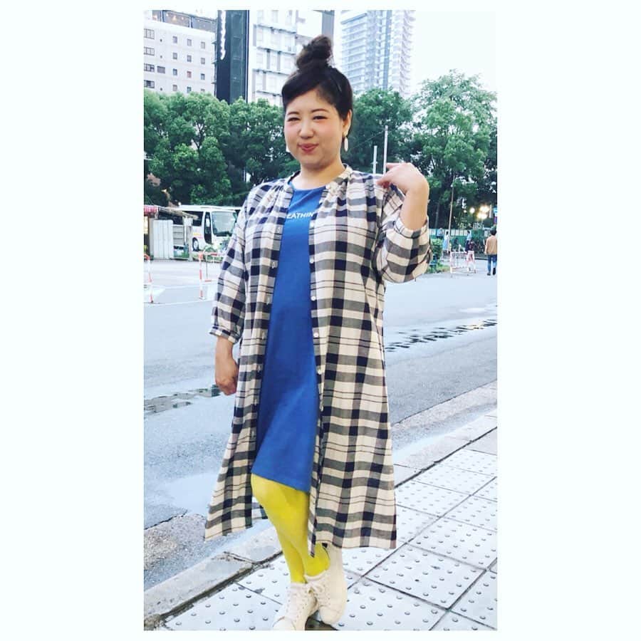 のインスタグラム：「へい♪  先日の カンテレ「フォトぶら♪」 のロケの時のお衣装を、 また ルン♪ させていただきたいと思います。  青Tシャツワンピ、 チェックシャツ→Honeys  他、スタイリストさん私物になります。  このたびは 豊中 & 寝屋川 をぶらぶらしました☺︎ 忘れられないあの味、、、 また行きたい♪  フォトぶら♪は毎週土曜日 よる6時30分からです。  なにとぞ、 よろしくお願い申し上げます。  ルン♪  #yeah #exciting #カンテレ #フォトぶら #豊中 #寝屋川 #Tシャツワンピ #チェックシャツ #honeys #イヤリング #顔真似 #ありがとう #球体 #変な立ち方 #ご機嫌 #左右の #ルン♪」