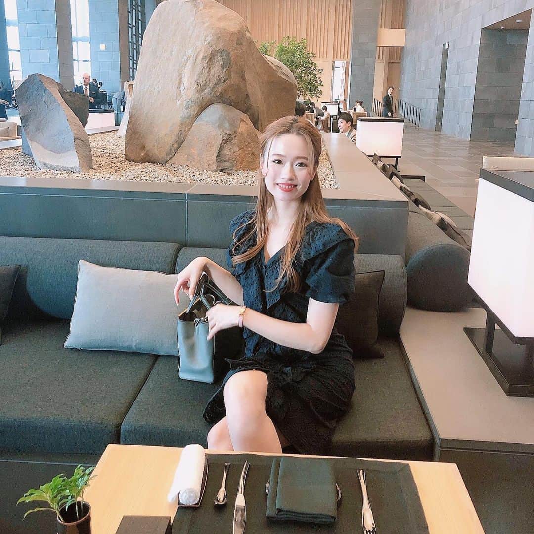 のインスタグラム：「ただただ楽しい時間でした❥ . @aman_tokyo  旦那くん #アマン東京 で"お好み焼き"をチョイス！斬新です✩美味しそうだった😛 . 神戸に戻り 明日はビューティバレエ♪ ホテルステイでは外食が必要になりいつも以上に体と肌に耳を傾ける👂明日はやっと動けて嬉しいレッスンになりそうです^ ^ . #tokyo #herlipto」