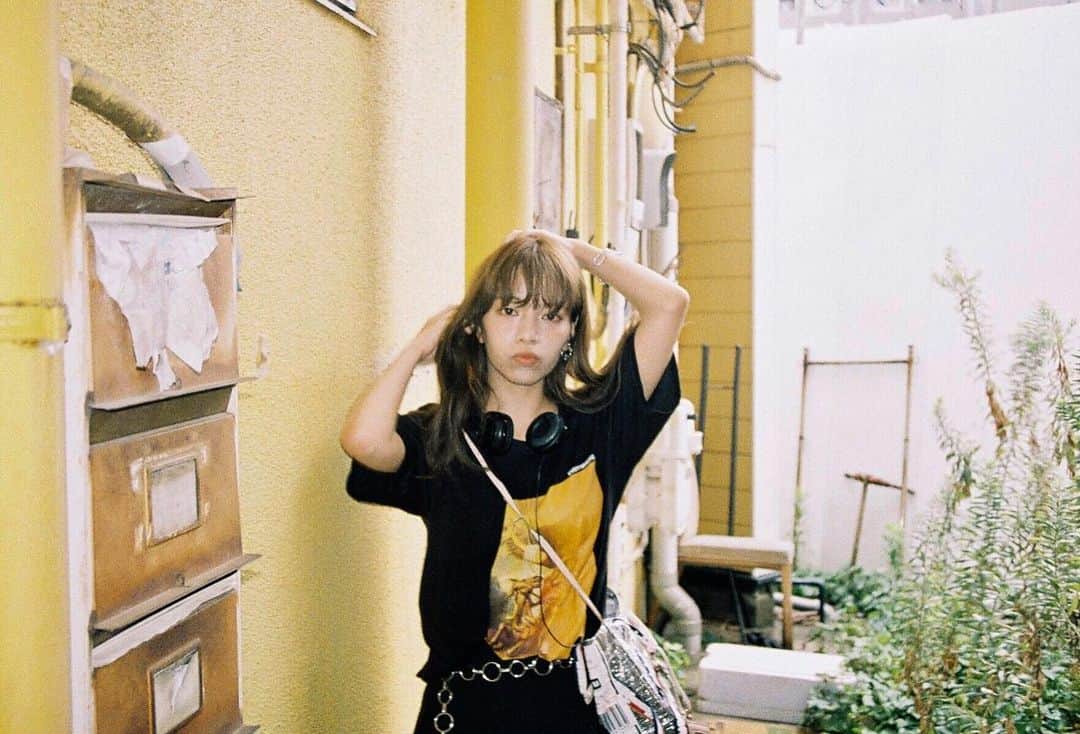 のインスタグラム：「🆕 #portrait . photo 📽 @toworu55 . さいきん一目惚れした #quotist の Tシャツ 👕👕👕 . かわいすぎ ⛓ . @quotist0 #クオティスト#tシャツ #ストリート #ポトレ#PR」