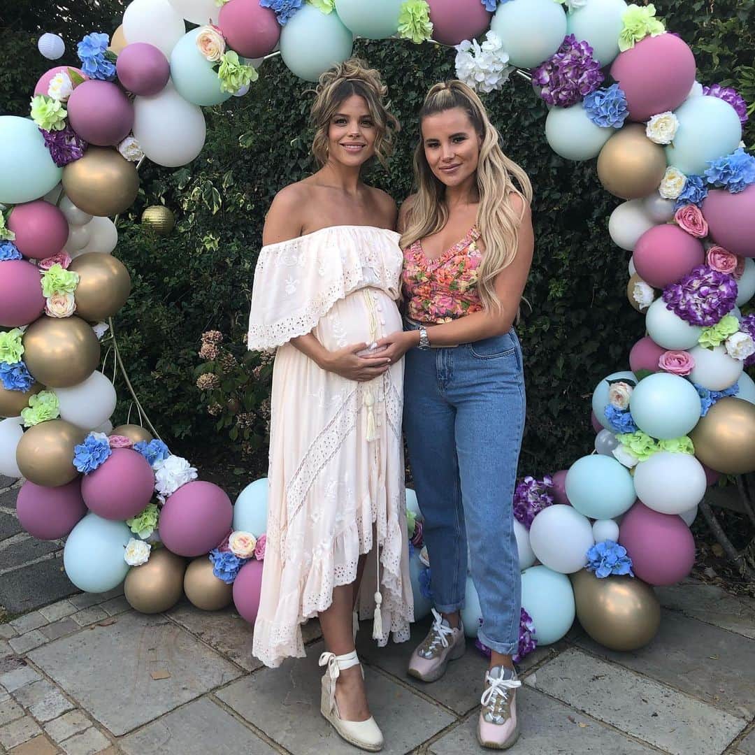 ジョージア・コウソウロウのインスタグラム：「Such a beautiful day for our @chloelewis91 baby shower 💖  Have you ever seen a more beautiful baby mummy on her day?😍😍 Chlo I get so emotional as I feel like Iv been there with you on so many journeys you have had but this one is going to be the most special one yet. 🙊I can’t wait to see you become the best mummy.. I’m so proud of you & I love you so much 💞💖」
