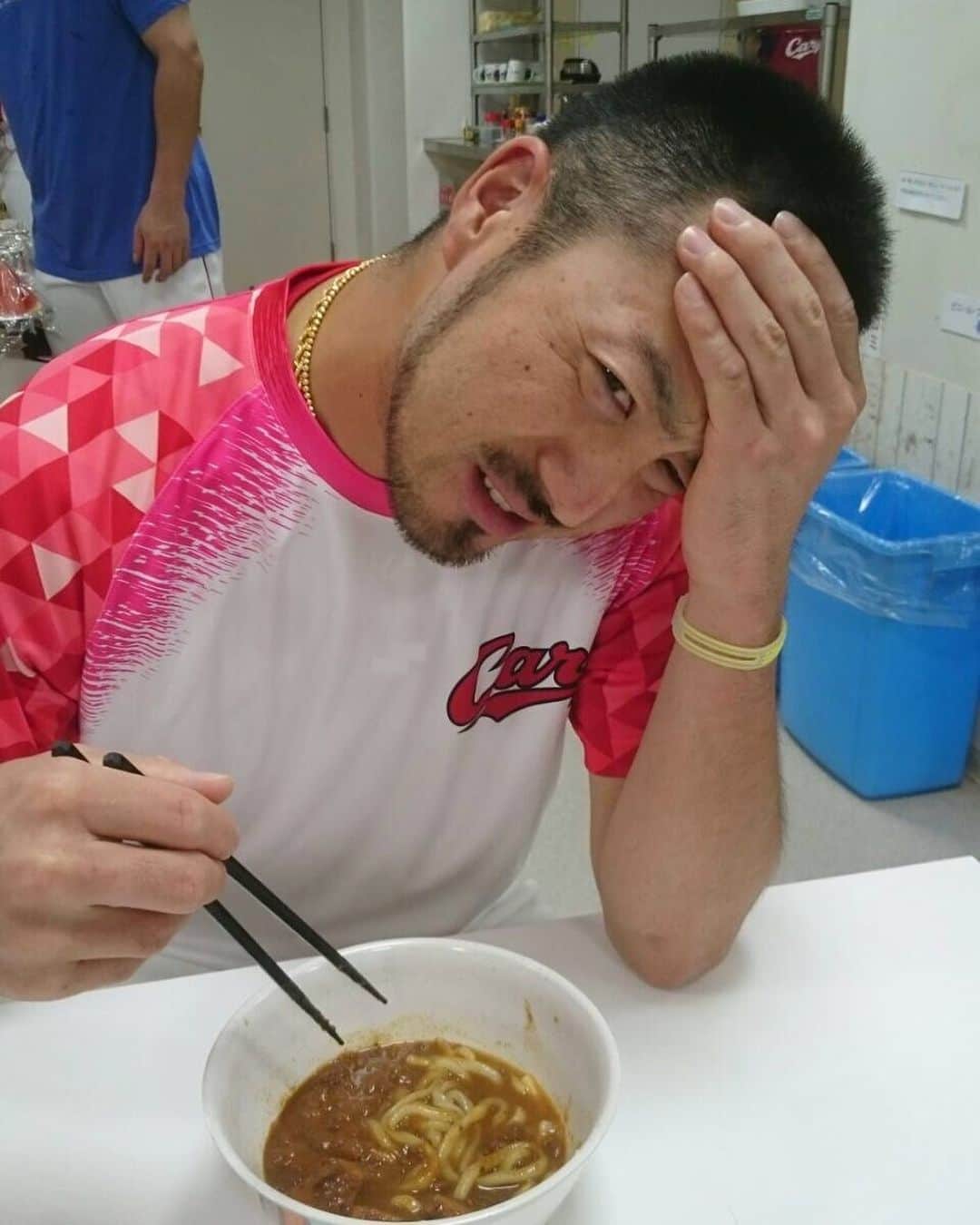 地方民のカープ女子のインスタグラム：「・ 大好きなお兄ちゃんプロデュースのカレーを食べる 菊さん🙈💓 ・ カレーうどんもおいしそう🤤❣️ ・ 今日は野球もないので新井さんが出る 鶴瓶の家族に乾杯みましょう*\(^o^)/* ・ #菊池涼介#新井貴浩 #広島東洋カープ#広島カープ#カープ#carp」