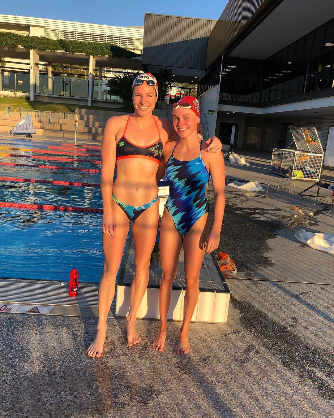 エミリー・シーボームのインスタグラム：「Golden girls  #goldenhour #swimming #goldcoast」