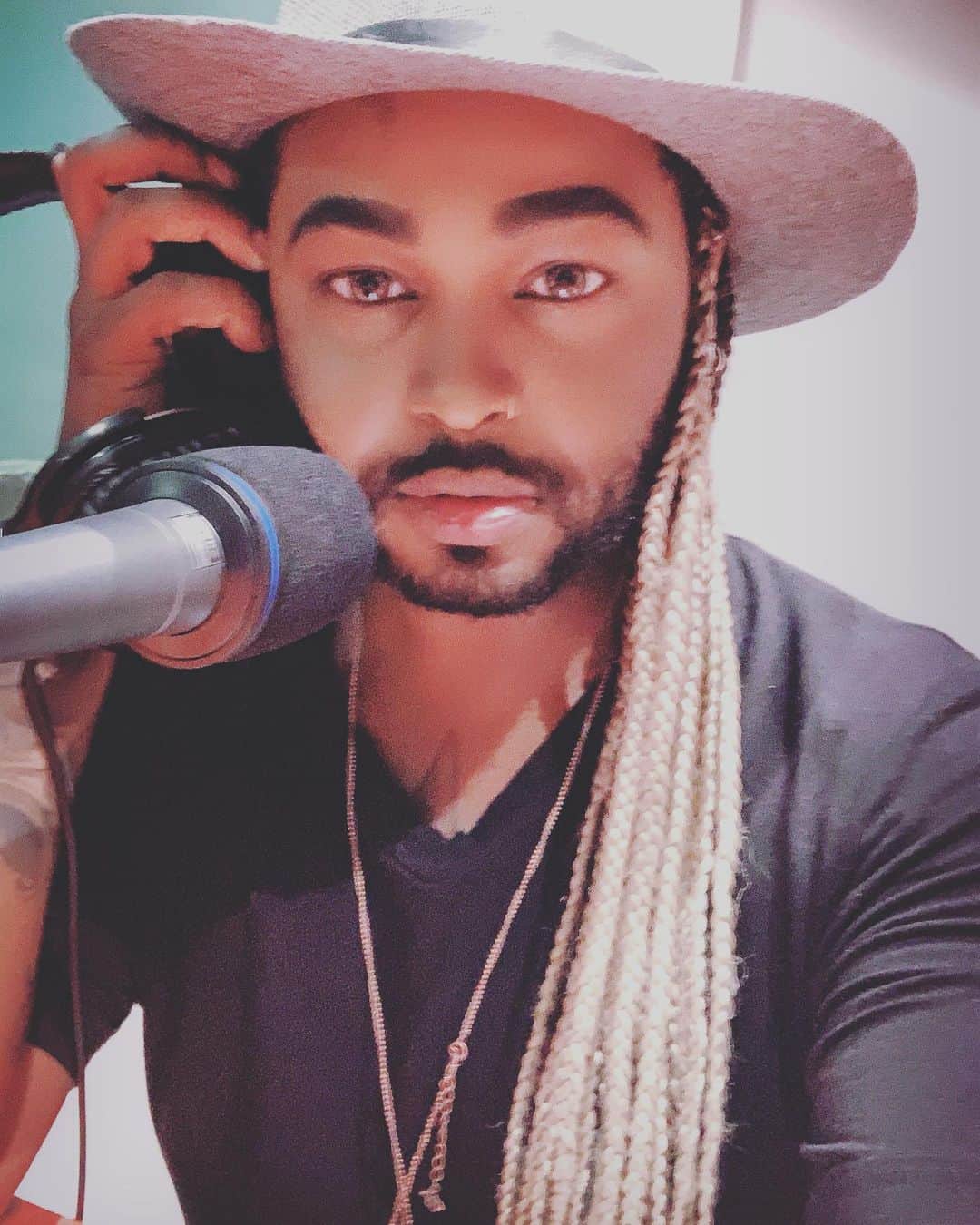 Codyのインスタグラム：「今日もラジオの収録頑張っています！ 日本語の発音難しいな〜  CODYのラジオを聴きたい方はradikoというアプリで聴けます！  79.5 Radio NEOの【DUAL NIGHT】を調べてみてください！  DUAL NIGHT 毎週 月火水 22:00-22:30 #デュアル」