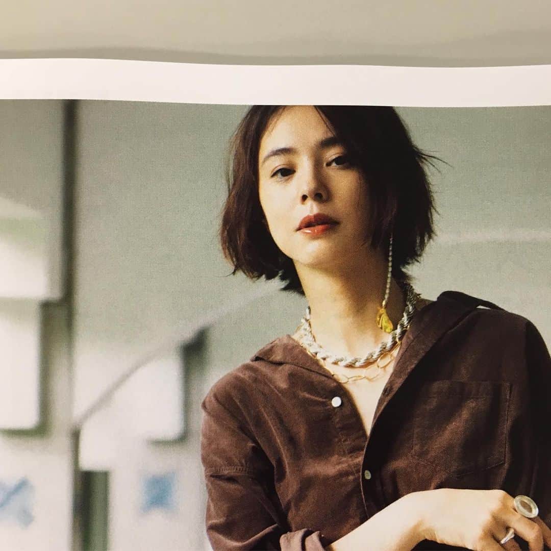 InRedさんのインスタグラム写真 - (InRedInstagram)「9/6（金）発売の最新号が編集部に届きました✨✨✨ InRed初表紙の北川景子さんが目印です。特集は、週3回着られる服や、デニム、柄ワンピースなどなど盛りだくさん。コンビニ、書店でもうすぐ発売なので、お見逃しなく👀👀👀 2枚目は、個人的に大好きな写真、美人すぎるれいなちゃんの顏です✨ma  #inred #inredmagazine #inred10月号 #付録はナノユニバースのボストンバッグ #雑誌付録 #宝島社付録 #北川景子 #浅見れいな」9月2日 17時22分 - inrededitor