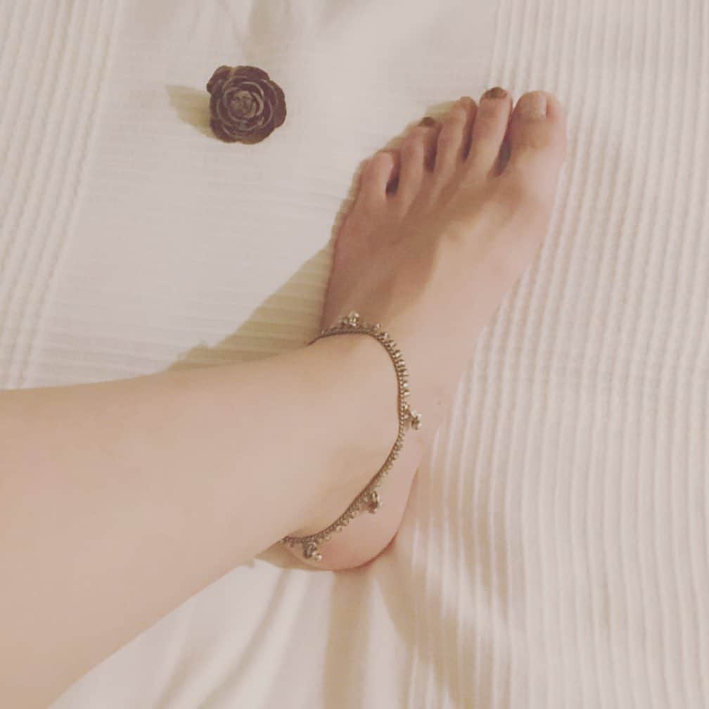 今村沙緒里のインスタグラム：「アンクレット☺︎ ずっと探してて… 出会いました！ Atelier sajiloにて。 ネパールのアンティーク★ 鈴がついてて、歩くと小さな音が。 なんだか懐かしい。 やさしい人やモノに会うと癒されます。 また、会いたくなる。 大切にしようと思います＊」