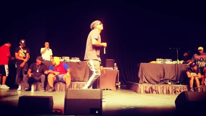 MCハマーのインスタグラム：「SoundCheck is the THING !!!! That's where the #SHOW and the Art Of The PERFORMANCE is PERFECTED ... I insist that the #LIVE rapping Sound just like the RECORD or BETTER 👌🏿 We #WORK at SoundCheck 👊🏾💯🕺🏿 My Sons and P Ellis Sounding good on the mic 🎙 #SheSaid with @edwardellisofficial 🎙🔥 @boobyhammer」