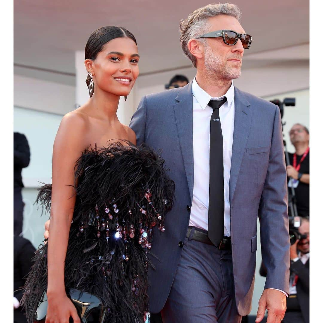 ELLE Czechさんのインスタグラム写真 - (ELLE CzechInstagram)「Vincent Cassel a jeho překrásná žena Tina Kunakey nesměli chybět na #RedCarpet v Benátkách během filmového festivalu Biennale Cinema 2019. Tina oblékla šaty #ArmaniPrive a Vincent oblek #Dior. _____ #ELLEczech credit @gettyimages #biennalecinema2019 #vincentcassel #tinakunakey」9月2日 17時28分 - elleczech