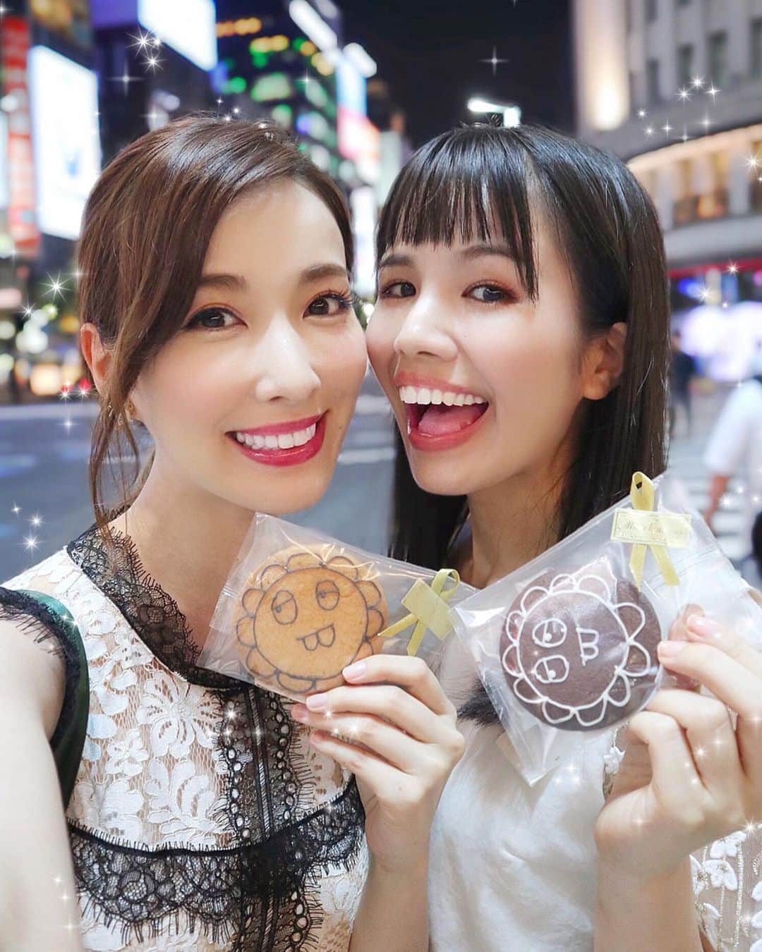 のインスタグラム：「涙腺ゆるむところが 似てるから👭 話してるだけで いつも泣いて笑って😂✨ . しゃもちゃんと一緒にいると 心が浄化される気持ち。 . 別れ際の、私のことが大好きな 可愛いしゃもちゃん の動画をどうぞ❣️笑 . #しゃもちゃん #かけがえのない存在  #ほっぺくっついたった #クッキーはぴーちゃんライブのお土産  #ぴーちゃんにそっくり #ディズニーの話で泣く #エレクトリカルパレード」