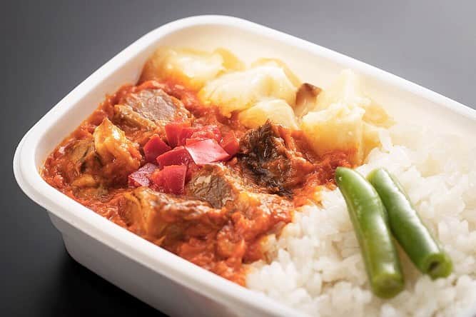 JALさんのインスタグラム写真 - (JALInstagram)「. From September to November JAL will be presenting new in-flight meals by up-and-coming chefs, such as Chef Tateiwa's "spicy beef and tomato stew"🍴 You can enjoy these new dishes in JAL International Premium Economy Class and Economy Class ✈ #SeptemberMyWay  若き料理人たちによる機内食📢 9月〜11月は立岩シェフによる「牛バラ肉とトマトのピリ辛煮込み」🥘✨ ぜひJAL国際線プレミアムエコノミークラス・エコノミークラスにてお楽しみください✈ . . Post your memories with #FlyJAL  #JapanAirlines #travel #airplane #REDU35 #inflightmeal . ※日本発の一部対象路線でのご提供となります」9月2日 17時30分 - japanairlines_jal