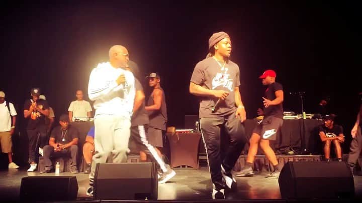 MCハマーのインスタグラム：「SoundCheck is the THING !!!! That's where the #SHOW and the Art Of The PERFORMANCE is PERFECTED ... I insist that the #LIVE rapping Sound just like the RECORD or BETTER 👌🏿 We #WORK at SoundCheck 👊🏾💯🕺🏿 My Sons and P Ellis Sounding good on the mic 🎙 #SheSaid with @edwardellisofficial 🎙🔥 @boobyhammer」