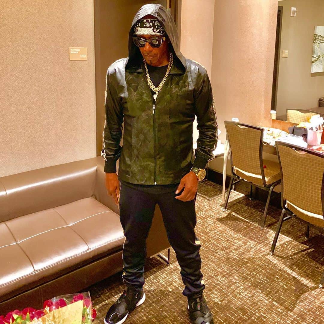 MCハマーのインスタグラム：「The Quiet before I storm the Stage. 🕺🏿👊🏾💯🔥🎙🙏🏿」