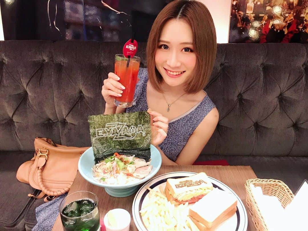 TONEAYUさんのインスタグラム写真 - (TONEAYUInstagram)「永ちゃんカフェ行ってきたー！😍﻿ ﻿ 最高すぎた😆😆😆﻿ ﻿ カクテルは、﻿ 愛しているなら🍸がオススメ🙆‍♀️﻿ ﻿ ヨコハマ〜のカクテル、まずかったなー🤣﻿ ﻿ そして海苔は500円でテイクアウトできる🤣﻿ ﻿ この海苔めちゃテンションあがった﻿ &食べるの罪悪感😂😂😂﻿ ﻿ 大満足🤤💕💕﻿ ﻿ はじめて魔のチケボで当たりました〜笑笑﻿ ﻿ ﻿ #矢沢永吉﻿ #永ちゃんカフェ #永ちゃん﻿ #DIAMONDMOON﻿ #渋谷﻿ #cafe」9月2日 17時37分 - toneayu