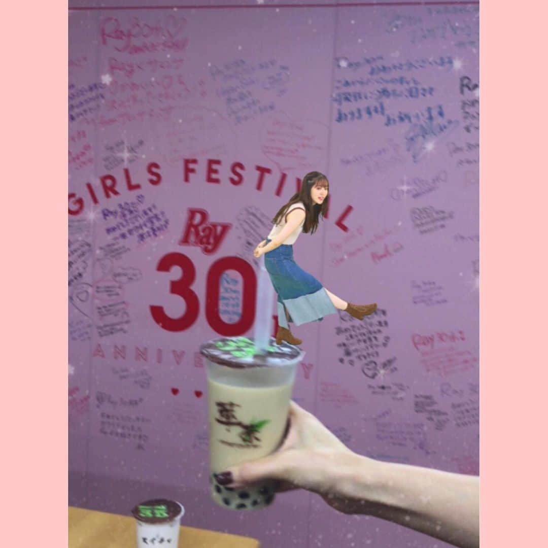 のインスタグラム：「愛理のARはもうみんな試してくれたかなー？ 🥰 編集部の近くにタピオカ屋さんができたので愛理にご馳走しようとCOCOAR2を起動👍  みんなのミニ愛理画像も@ray.magazineをタグ付けしてアップしてね🍒#ちび愛理見つけたじゃなかったー #ちび愛理とおでかけ でした😘」