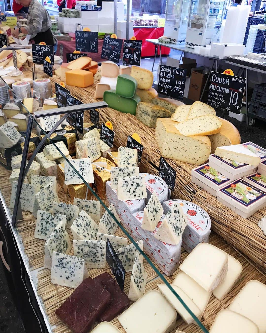 のインスタグラム：「You know you’re in France when... 🧀🤤🧀」