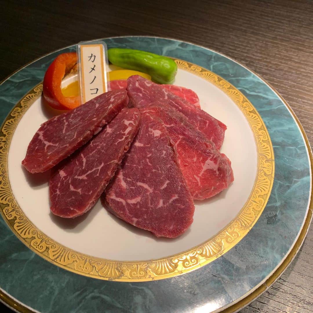 のインスタグラム：「. 🐮 🐮 【炭火焼肉bistro山城牛】 本日も元気に営業しております🐯 . 本日のオススメは ❗️かめのこ❗ しんしんの隣にありしんしんを守るかのような位置にございます✨ あまり焼かずレア気味に召し上がるのがオススメでございます🤤 赤身好きにはたまらないと思います。 是非お求めください🙇‍♂️ . . . 🐮 🐮 〜 当店のご紹介 〜 那覇市松山 沖縄県産黒毛和牛 【山城牛】のA5ランクを焼肉で提供する専門店🐮 ボトル、グラス共にワインの品揃えは県内随一🍷 @yamasiro029 . . 〜 系列店舗のご紹介 〜 . 那覇新都心 本格和洋創作が豊富なドリンクと一緒に一つのテーブルで楽しめる🍽 【和洋ダイニング おもろはうす】 @omorohouse . 那覇市牧志(沖映通り) 幻の和豚 交配率100%の純血金武アグーのみを使用する専門店 【金武アグーしゃぶしゃぶ 琉球】 @kinagu.ryukyu . ご予約は各アカウント、その他グルメサイトからお願い致します🙇‍♂️🙇‍♀️ . . #沖縄 #炭火焼肉 #bistro #山城牛 #沖縄焼肉 #肉 #那覇市 #那覇市松山 #和牛 #ワイン #誕生日 #okinawa #naha #yakiniku #wagyu #wine #instagram #instagramer #foodstagram #foodie #foodporn #instagood #デート #接待 #顔合わせ #かめのこ#おもろはうす #金武アグー #金武アグーしゃぶしゃぶ琉球 .」