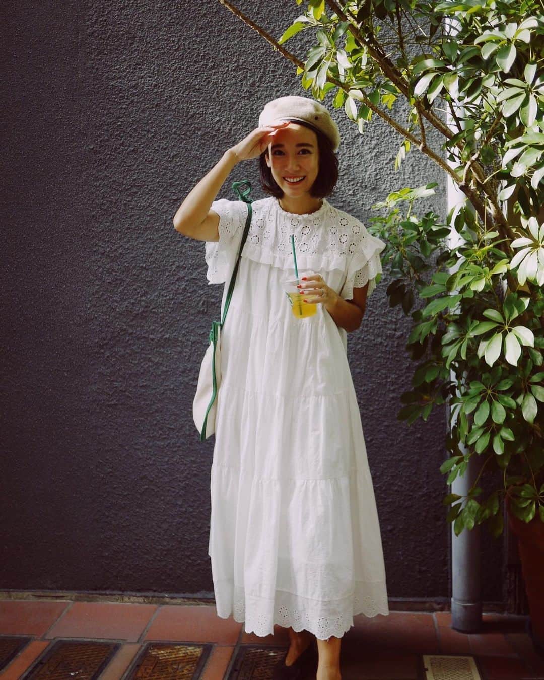 村上沙織さんのインスタグラム写真 - (村上沙織Instagram)「今日は帽子でちょこっと秋ファッション。 早く羽織ものを着たいんですがまだまだ暑いですね☀️日差しもあってこんなポーズしてます♥️ #rosymonster#maisonmichel」9月2日 17時40分 - rosysaorimonster