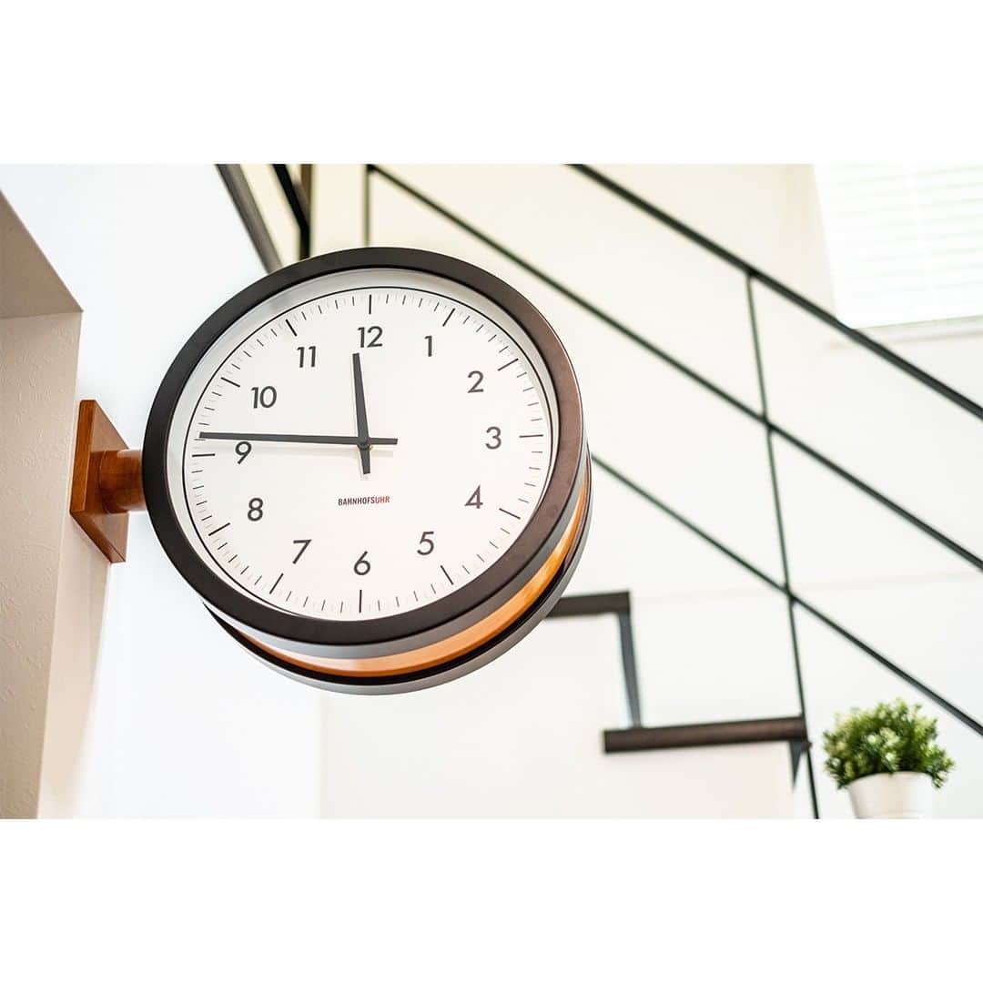 homelife 夢を叶える暮らし方さんのインスタグラム写真 - (homelife 夢を叶える暮らし方Instagram)「【掛け時計】 . . 毎日、何度も目にする掛け時計 こだわりのものにしたいですよね！ 掛け時計一つで部屋の印象も変わります。 . . こちらのお家はアーキホームライフのお施主様邸の施工写真です。 その他の施工写真は、 @homelife_gallery のURLからご覧いただけます。 . . #掛け時計 #時計 #掛け時計探し #文字盤 #シンプル #こだわり #京都で家を建てる #大阪で家を建てる #兵庫で家を建てる #マイホーム計画 #ローコスト住宅 #マイホーム #夢のマイホーム #間取り #シンプルな暮らし #暮らしを楽しむ #注文住宅 #自由設計 #デザイン住宅 #myhome #family #house #home #homelife_京都 #homelife_大阪 #homelife_兵庫 #ホームライフ #ホームライフ100 #アーキホームライフ」9月2日 17時52分 - archihomelife_official
