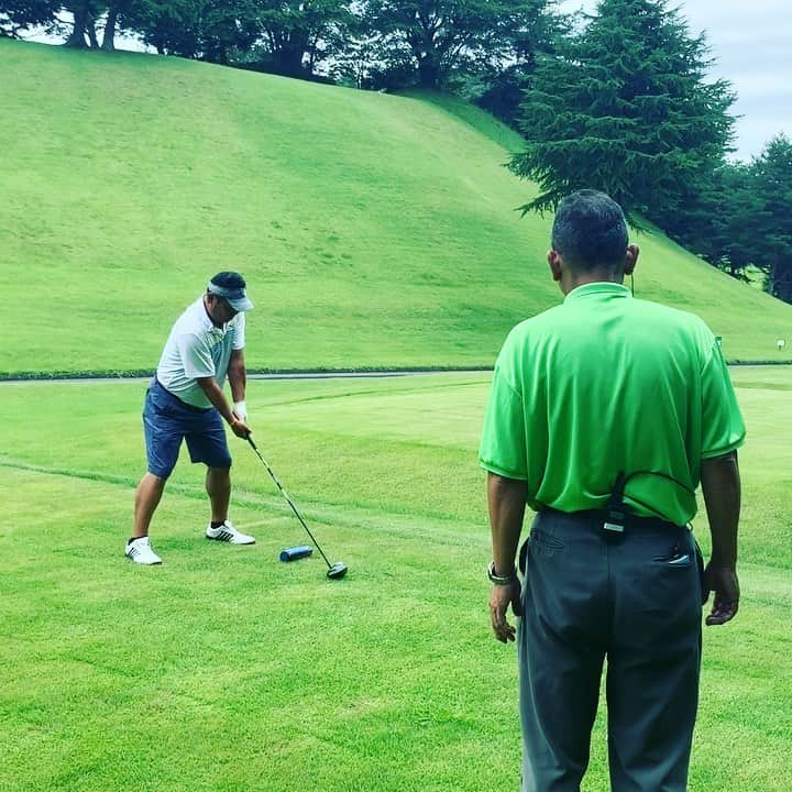 デーブ大久保のインスタグラム：「341yardのPar4で、グリーンエッジ10ヤードまで飛ばした大久保博元のドライバーショット。インパクト音がえげつない。体重全てがボールにぶつかってます。  #ゴルフスイング  #ドライバーショット  #ゴルフ  #ゴルフスイング  #スイング動画  #体重って大事ね  #プロ野球選手  #プロゴルファー  #デーブ大久保 #大久保博元 #ニューセントラルゴルフ倶楽部  #休日  #流石です」