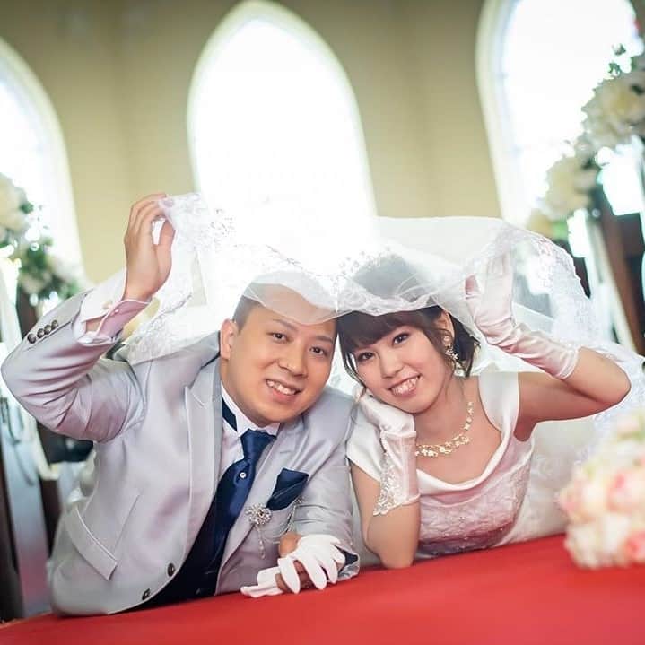 ホテルモントレウェディング【公式】 のインスタグラム：「♥ ￣￣￣￣￣￣￣￣￣￣ @montereyweddingをフォローして 『 #モントレ花嫁 』『 #ホテルモントレ』の タグをつけて投稿してくださいね＊*. ・ ホテルモントレ ラ・スール大阪 @lasoeurosaka_weddingの #卒花嫁 @_kana_wedding さまより 素敵なお写真をリグラムさせていただきました！ ・ ドレス姿が映える赤いバージンロード✧* 青い絨毯・アーガイルの石造り からお好みで選べます！ ・ ◆ホテルモントレ公式HPはこちら* https://www.monterey-wedding.jp ・ #モントレ #モントレ花婿  #プレ花嫁 #卒花 #marry花嫁 #dressy花嫁 #farnyレポ #プラコレ ﻿#maricuru #dressy花嫁 #日本中のプレ花嫁さんと繋がりたい #ウエディングニュース #flower #ウェディングドレス #dress #結婚式 #披露宴 #結婚式場 #2019年秋婚 #2019年冬婚 #ホテルモントレラスール大阪 #ラスール大阪 #大阪 #挙式 #ceremony #チャペル #教会式」
