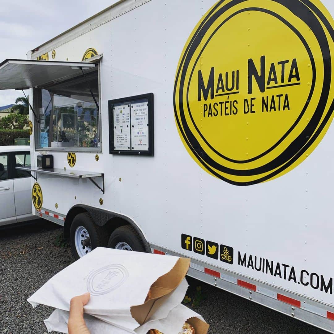 のインスタグラム：「マウイにもナタがありました💕 MAUI NATA @mauinata  去年から氣になっていたところ、 フードトラックを発見！  バリバリッとした皮に クリームたっぷり。 オリジナルのカスタードクリームはハワイらしい甘さなので、 リリコイテイストの酸味との バランスが絶妙で美味しい♪  先日再び行って、 手土産に購入🎁  東京にも大人氣のナタがあると 友人夫妻のナタデクリスチアノ @natadecristiano のことを伝えると興味津々にサイトを見て、 「行きたい！」と盛り上がりました🌺  スタッフのお二人のお人柄も とっても魅力的✨  東京とマウイ、ナタ交流が生まれる日も？！ #maui #マウイ #liveontheearth #地球に寄り添った暮らし方 #nata #mauinata #natadecristiano #ナタ #sweets #mauinokaoi  #Hawaii  #フードマエストロ #foodmaestro  #ナチュラルビューティスタイリスト #ツタエルヒト。」