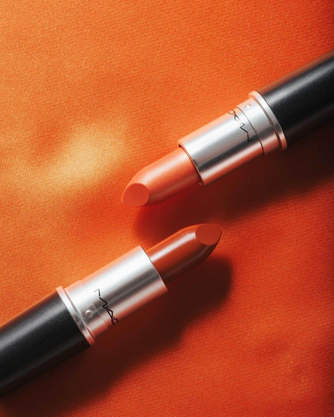 M∙A∙C Cosmetics Japanのインスタグラム：「⠀ ゴールドパールの入ったリップを全体につけて、内側に赤茶リップをプラス✨ じゅわっと滲むようなグラデーションリップで遊び心のある口元へ💋❤️ ⠀ ↓↓製品↓↓ 上: [リップスティック]　CB96 下: [リップスティック]　マラケシュ ⠀ DESIGN: @aiaizm PHOTO: @takaki_iwata ⠀ ⠀ ⠀ ⠀ ⠀ #MACCosmeticsJapan #MACコスメ #MACCosmetics  #MAC #URBANSUMMER #コスメ #メイク #リップ #オレンジ #トレンド #トレンドメイク #グラデーションリップ #MACリップ」