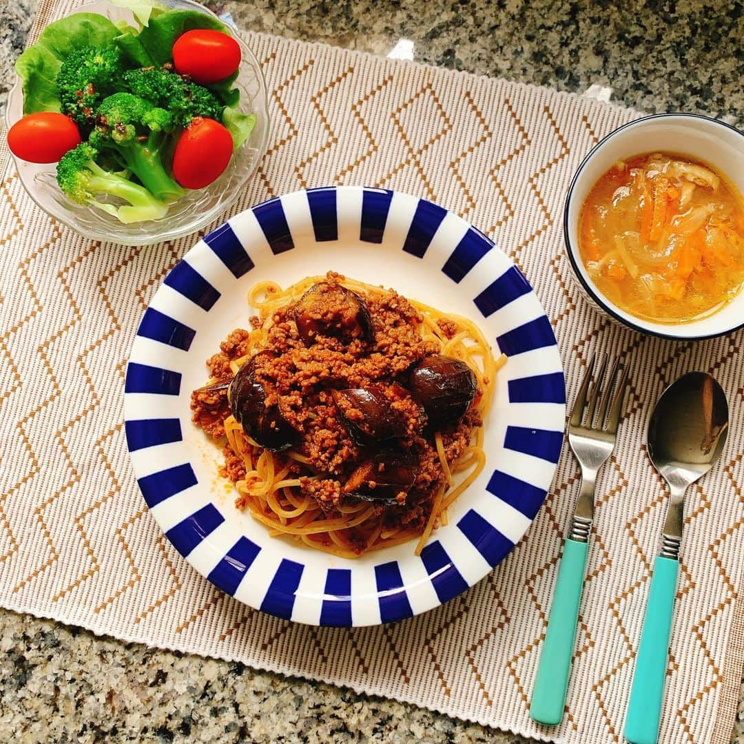 多岐川華子さんのインスタグラム写真 - (多岐川華子Instagram)「茄子のボロネーゼ🍝人と近い位置で座る時とか、たくさん話す時は控えるけど、今日はにんにくたっっっぷり！ にんにくって、 疲労回復・体力増強・免疫力up・がん予防・冷え性改善・美肌効果など素晴らしい✨ 夏から秋になっていく、この時期体の不調がでる人も多いと思うので匂いを気にしなくて大丈夫な時はにんにくパワーを🏋🏻‍♀️✨ . +茄子のボロネーゼ +生姜スープ（玉ねぎ、にんじん、鶏肉、生姜、茅乃舎の野菜だしとコンソメで。） +サラダ（サラダ菜、ブロッコリー、トマト） . #food#instafood#lunch#dinner#pasta#spaghetti#garlic#おうちごはん#手料理#料理#昼ごはん#ランチ#パスタ#スパゲッティ#ボロネーゼ#茄子のボロネーゼ#生姜スープ#サラダ#茅乃舎#出汁#アンチエイジング#美肌#にんにくパワー#献立#健康#はなこ飯」9月2日 18時01分 - hanako__official