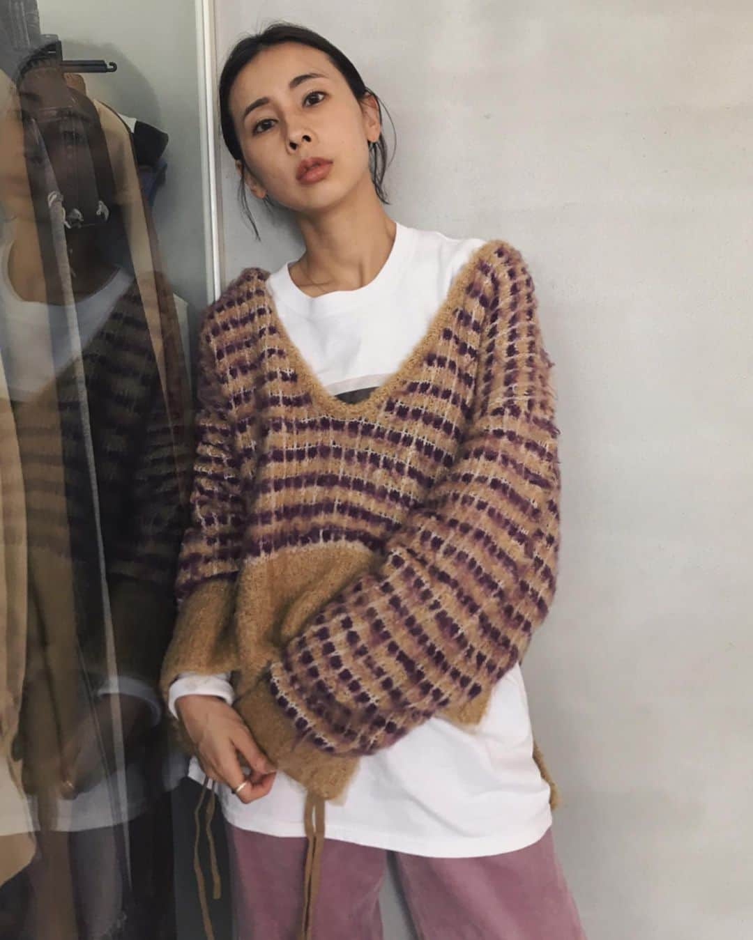 黒石奈央子さんのインスタグラム写真 - (黒石奈央子Instagram)「あめりふく。 . CORDUROY NO COLLAR JK ¥20300+tax 9/6 CORDUROY PT ¥14800+tax PHOTO ROBERTA BAILEY TEE ¥10100+tax 9/6 PUMPS 発売中 AJIRO MOYOU KNIT ¥15700+tax 9/6 . . ゲットしたコーデュロイロングコートのピンクと、下のニットは超V neckなLTとレイヤードすると超絶可愛いやつ！ ミックスカラーなところも最強✌️ . @ameri_shinjuku @amerivintage @ameri_daikanyama @ameri.shinsaibashi #ameri#amerivintage #fashion #vintagefashion #coordinate#ootd#outfit#osanposnap #705_outfit #大人ファッション #大人コーディネート #大人スタイル #modestyle #modefashion#modecasual」9月2日 17時56分 - blackstone705