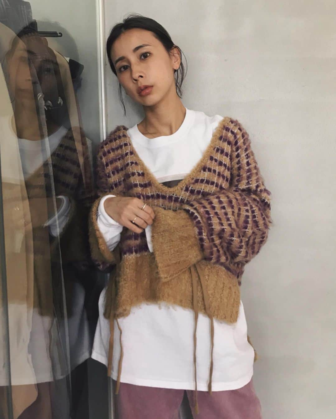 黒石奈央子さんのインスタグラム写真 - (黒石奈央子Instagram)「あめりふく。 . CORDUROY NO COLLAR JK ¥20300+tax 9/6 CORDUROY PT ¥14800+tax PHOTO ROBERTA BAILEY TEE ¥10100+tax 9/6 PUMPS 発売中 AJIRO MOYOU KNIT ¥15700+tax 9/6 . . ゲットしたコーデュロイロングコートのピンクと、下のニットは超V neckなLTとレイヤードすると超絶可愛いやつ！ ミックスカラーなところも最強✌️ . @ameri_shinjuku @amerivintage @ameri_daikanyama @ameri.shinsaibashi #ameri#amerivintage #fashion #vintagefashion #coordinate#ootd#outfit#osanposnap #705_outfit #大人ファッション #大人コーディネート #大人スタイル #modestyle #modefashion#modecasual」9月2日 17時56分 - blackstone705