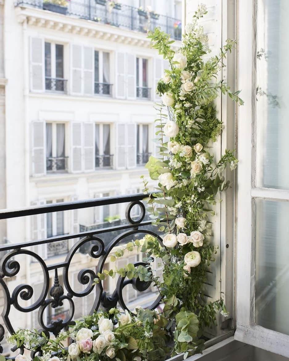 ジャマンピュエッシュのインスタグラム：「Beautiful September morning, let’s enjoy some more warm days!  #jaminpuech #inspiration #paris #morning #window #flowers」