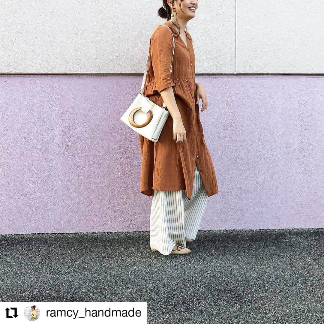 ショップにこにこさんのインスタグラム写真 - (ショップにこにこInstagram)「#Repost @ramcy_handmade • • • • • • //// #きのコ ブラウンに見えるかもやけど、テラコッタなワンピース 去年買って今年まだ着てなかった！！ 秋色やし、五分袖やし、寒くなるまでにいっぱい着よう🥰 ・ 私のDM荒れてますwww #荒れさせたのは私 みんなあな番好きねー🤣 友達から教えてもらった予告動画巻き散らしてます🙋‍♀️🤣 ・ ・ ・ ・ ・ #昨日のコーデ#コーデ#アラフォーコーデ#大人カジュアル#カジュアルコーデ#シンプルコーデ#ママコーデ#ママファッション#プチプラコーデ#ラフコーデ#mineプチプラ部#テラコッタ#リネンワンピース#リネンパンツ#partegram#ootd#outfit#instagood#instafashion#instalike」9月2日 18時00分 - shopnikoniko