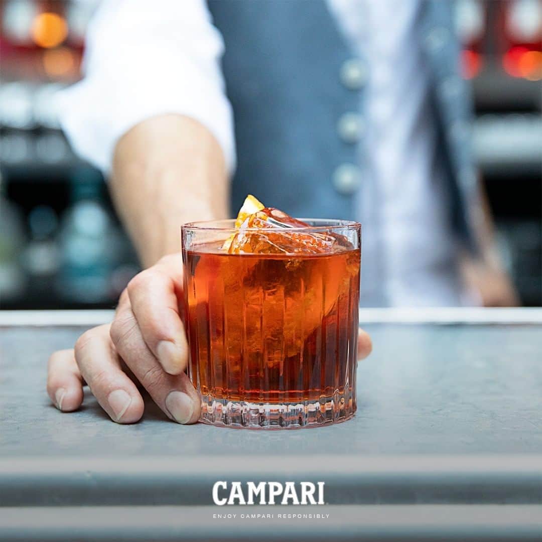 のインスタグラム：「情熱の味"ネグローニ" で夏をお祝いしましょう。 ⁠ ⁠ #CAMPARI #アペリティーボ #カンパリレッド #Negroni #ネグローニ #N100 #イタリア #カクテル #cocktail #mixology #ミクソロジー #ミラノ #drinks #食前酒 #カンパリ #リキュール #お酒好きな人と繋がりたい #バーテンダー #bar」