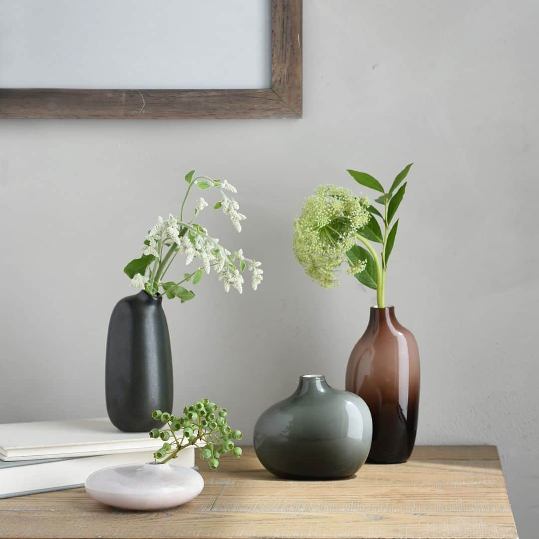 のインスタグラム：「[Collection: SACCO]⁠ 遊び心のある一輪挿しがあると、植物との出会いがより愉しくなります。季節を感じる花や、今まで知らなかった草木を持ち帰った日には、フラワーベースの形やサイズに合わせて植物をアレンジ。いつもの部屋に、さりげなく彩りをもたらしてくれます。⁠ （詳しくはLinkin.bioをクリック @kintojapan）⁠ ---⁠ A single-flower vase with playful and organic form, SACCO will awaken the joy of day to day encounters with plants. Whether it is a seasonal flower, or a new type of plant that you found, you can arrange it according to the shape and size of the vase. A subtle touch of color will give a renewed feeling to your room.​⁠ (see linkin.bio @kintojapan)⁠ .⁠ .⁠ .⁠ #kinto #キントー⁠ #flowervase #vase #houseware #greenlifez #interiordesign #homedecore #flowerarrangement #pottery #lifestyle #フラワーアレンジメント #花のある暮らし #花器 #花瓶 #暮らしを楽しむ #暮らしの道具 #インテリア #ライフスタイル #丁寧な暮らし」