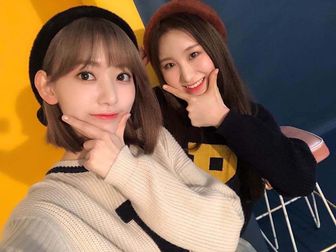 のインスタグラム：「#repost @nonno_magazine ・・・ ノンノ10月号のIZ*ONE連載に登場した咲良さん&チェヨンさんのセルカをお届け🌸💃 今月号は咲良さんの「韓国っぽ美人眉」研究企画もお見逃しなく！  #IZONE #아이즈원 #アイズワン #宮脇咲良 #イチェヨン #미야와키사쿠라 #이채연  #sakura #さくら #chaeyeon #チェヨン」